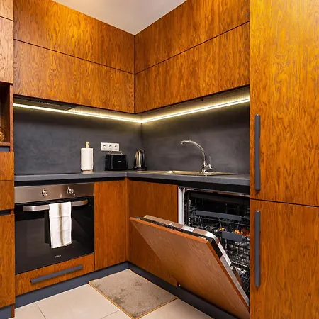 New Luxury & Bright 2 Bedroom Apartment *