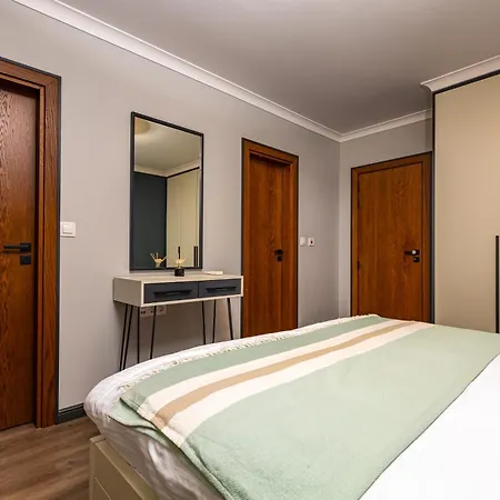 New Luxury & Bright 2 Bedroom Apartment *