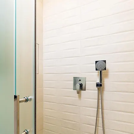 New Luxury & Bright 2 Bedroom Apartment *