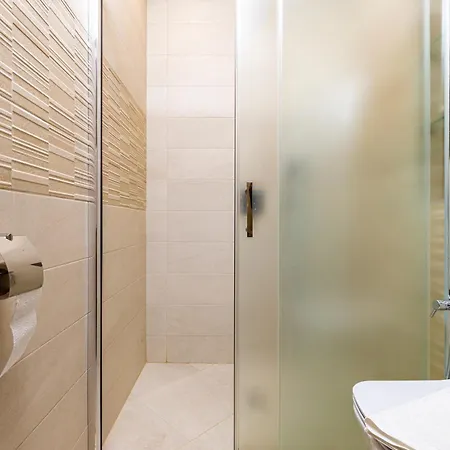 New Luxury & Bright 2 Bedroom Apartment *