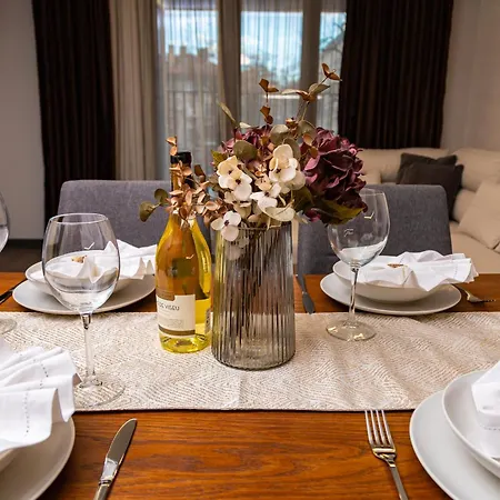 New Luxury & Bright 2 Bedroom Apartment *